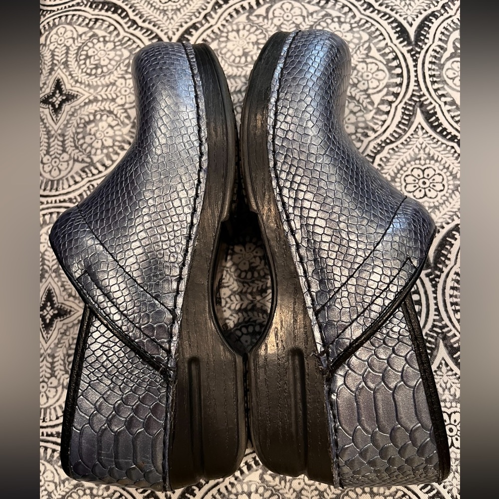 Funky silver blue crocodile textured Dansko Professional XP clogs EUC sz 39 8.5